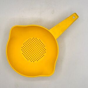 Vintage Tupperware 1 Quart Yellow Colander Strainer 1200 2 Spouts